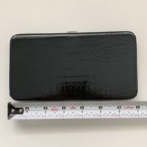 Black hard side clutch